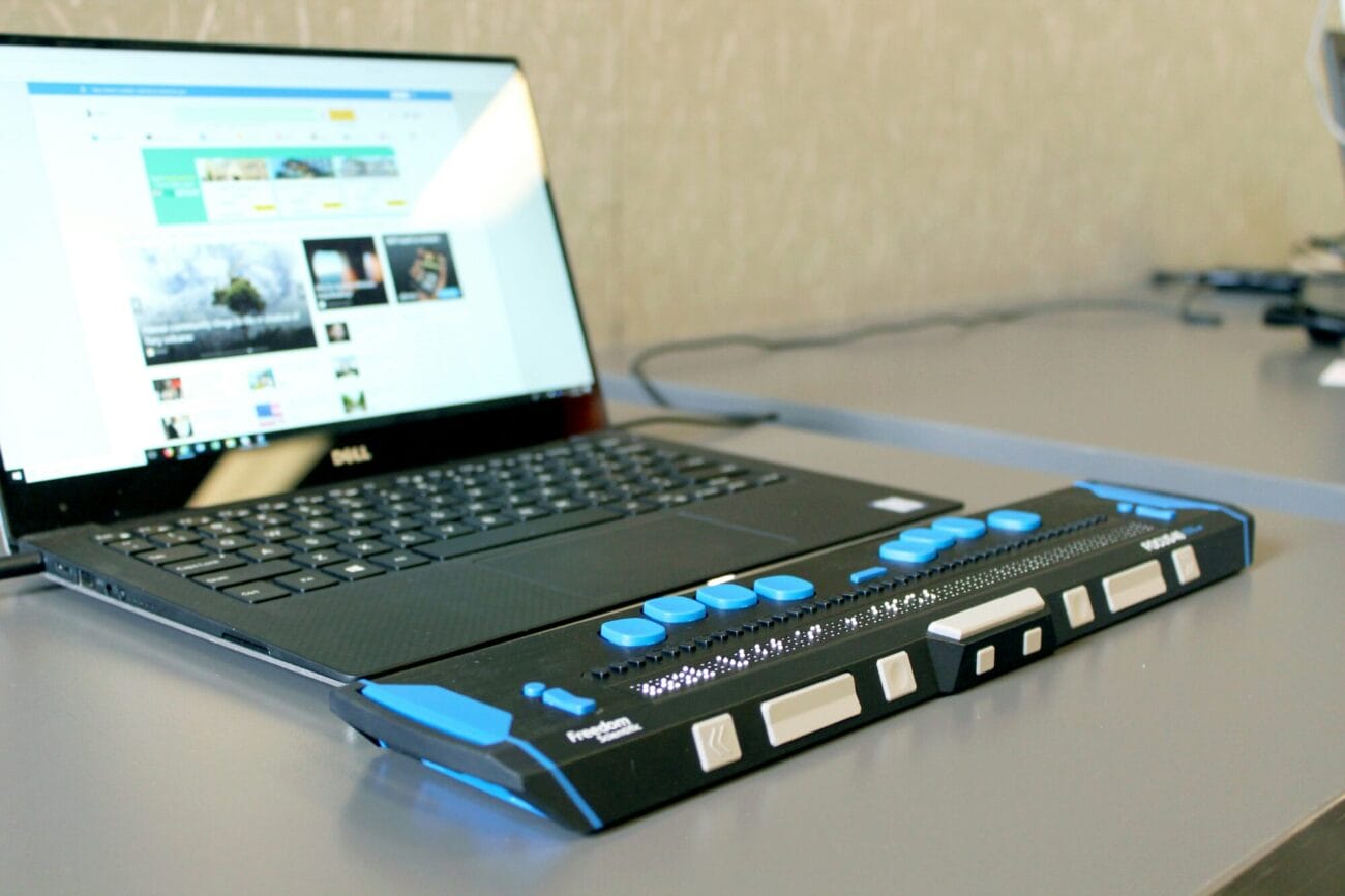 Ordinateur portable avec une plage braille