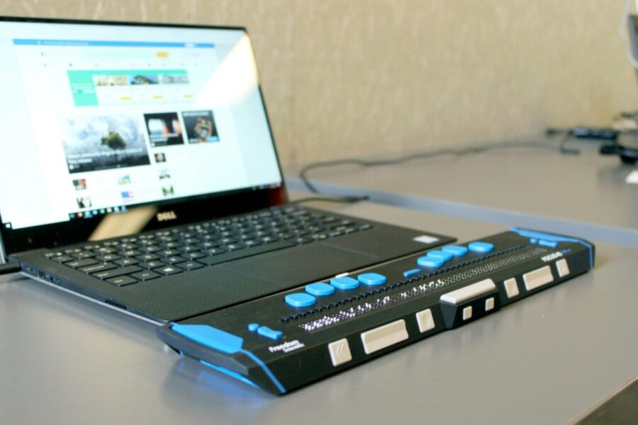 Ordinateur portable avec une plage braille