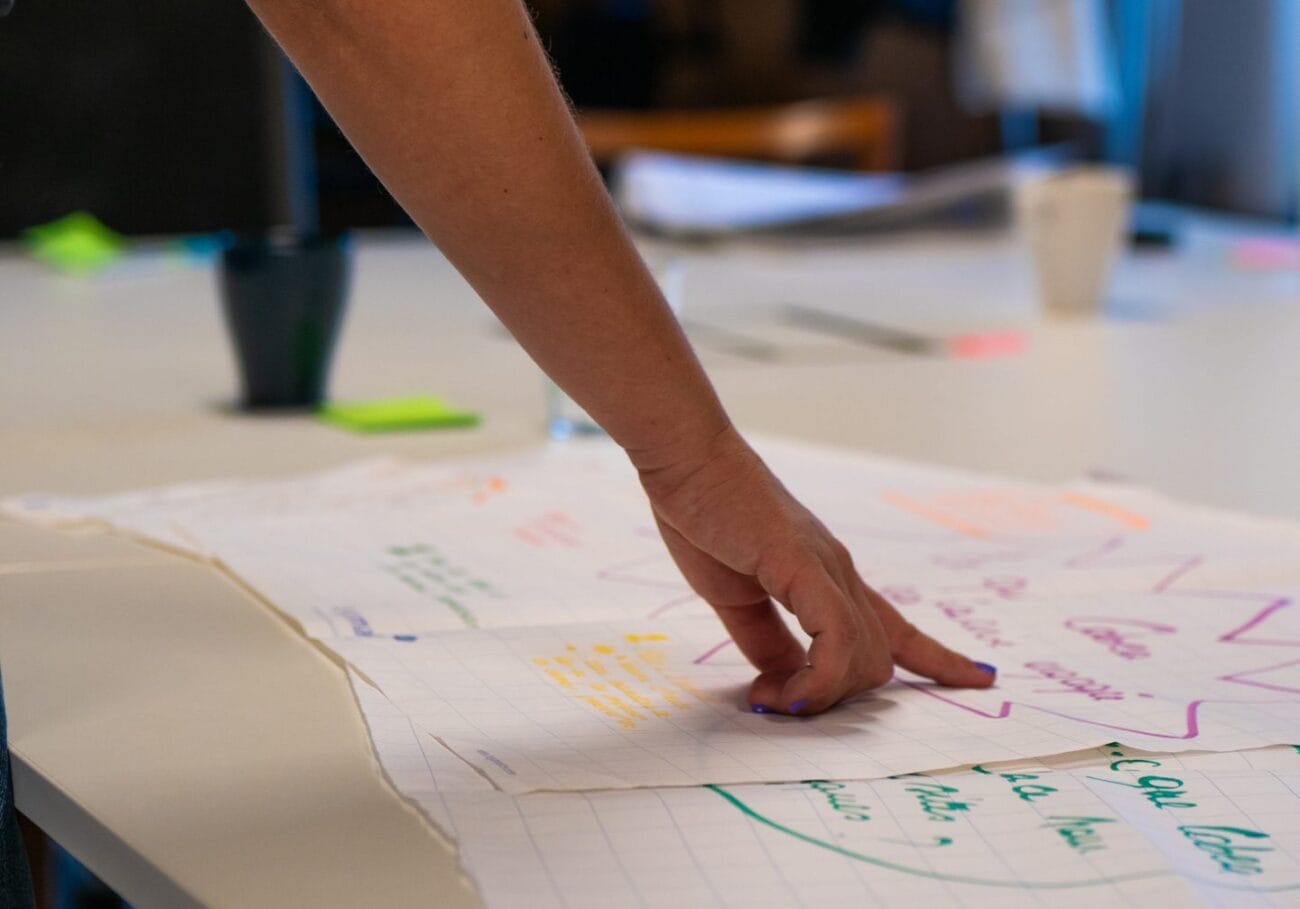 Un doigt pointant une idée sur une feuille avec des mots-clés